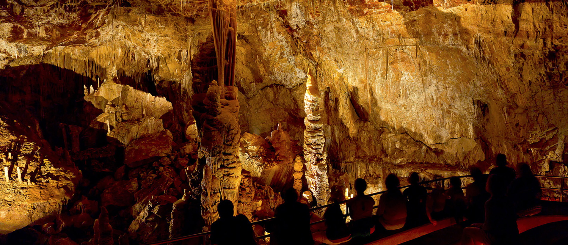A group sits in front of Kubla Khan, a column formation in the Throne Room