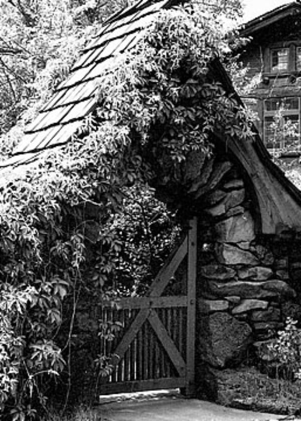 A black and white photo of the Riordan Mansion gate in 1978
