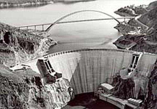 Black and white image of Roosevelt Dam in 1996